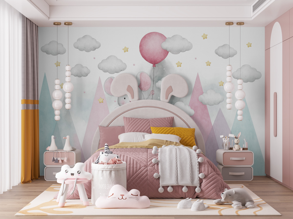 Fototapeta Urocza myszka trzymająca różowy balonik wznoszący się wśród białych chmur oraz różowo-niebieskich geometrycznych szczytów.