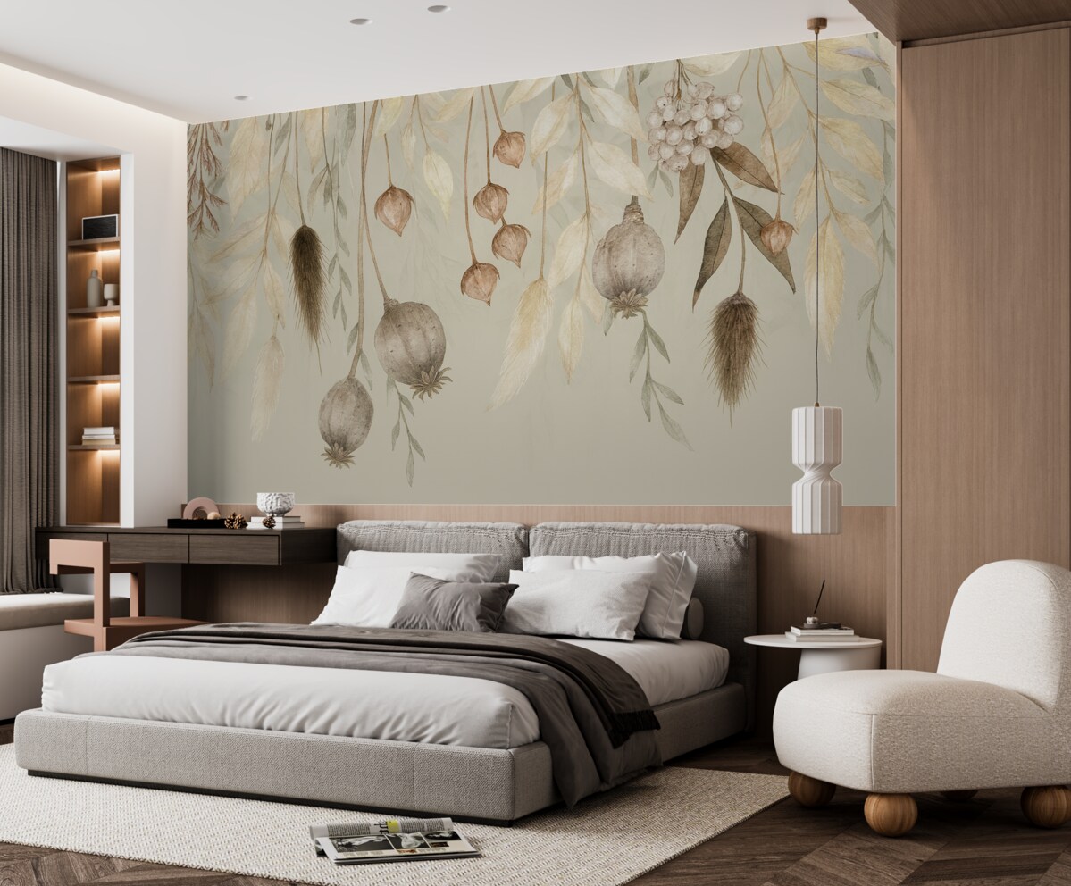 Fototapeta Subtelna aranżacja roślinna z suszonych kwiatów, liści i piór zawieszonych na delikatnym tle.