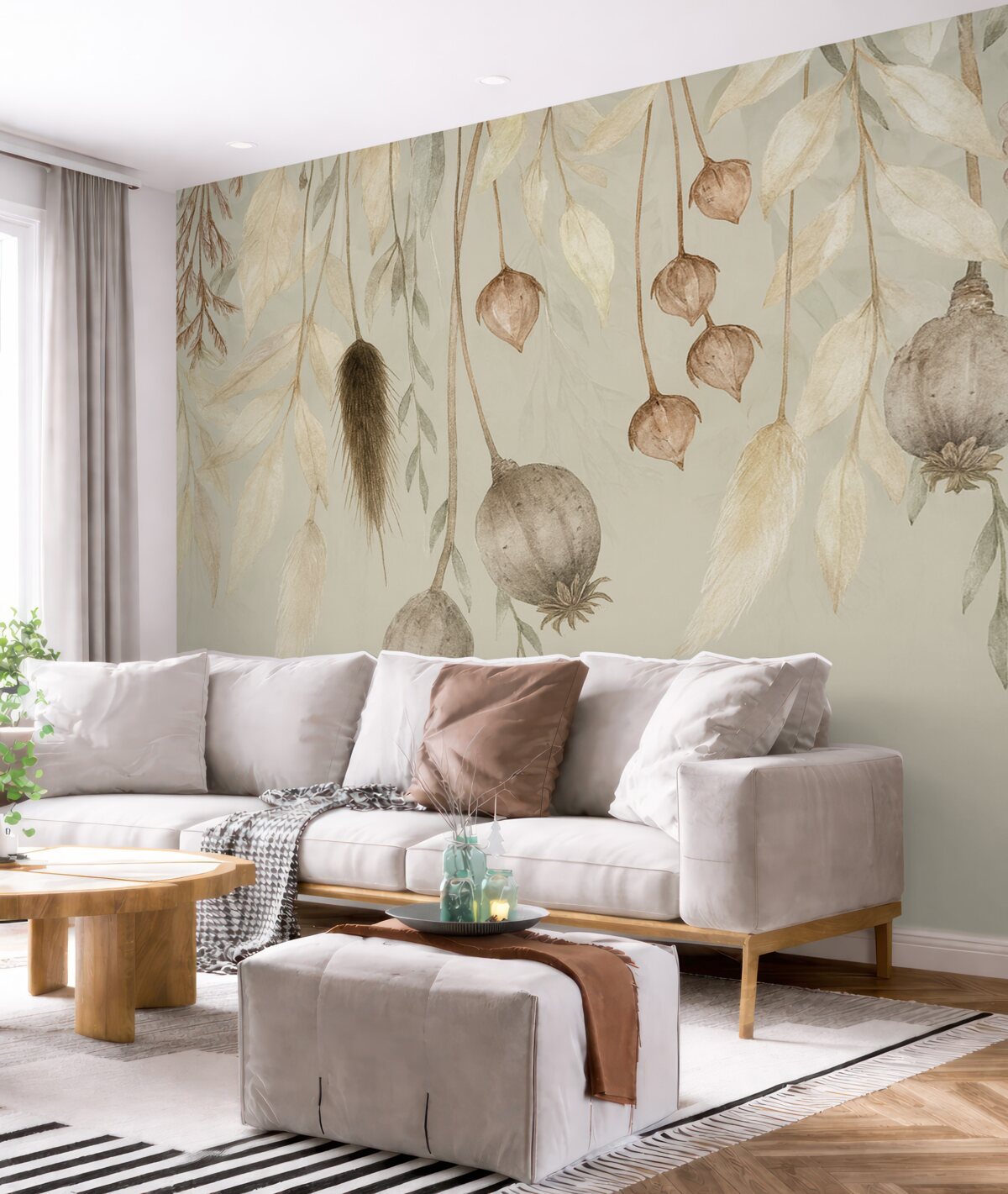 Fototapeta Subtelna aranżacja roślinna z suszonych kwiatów, liści i piór zawieszonych na delikatnym tle.