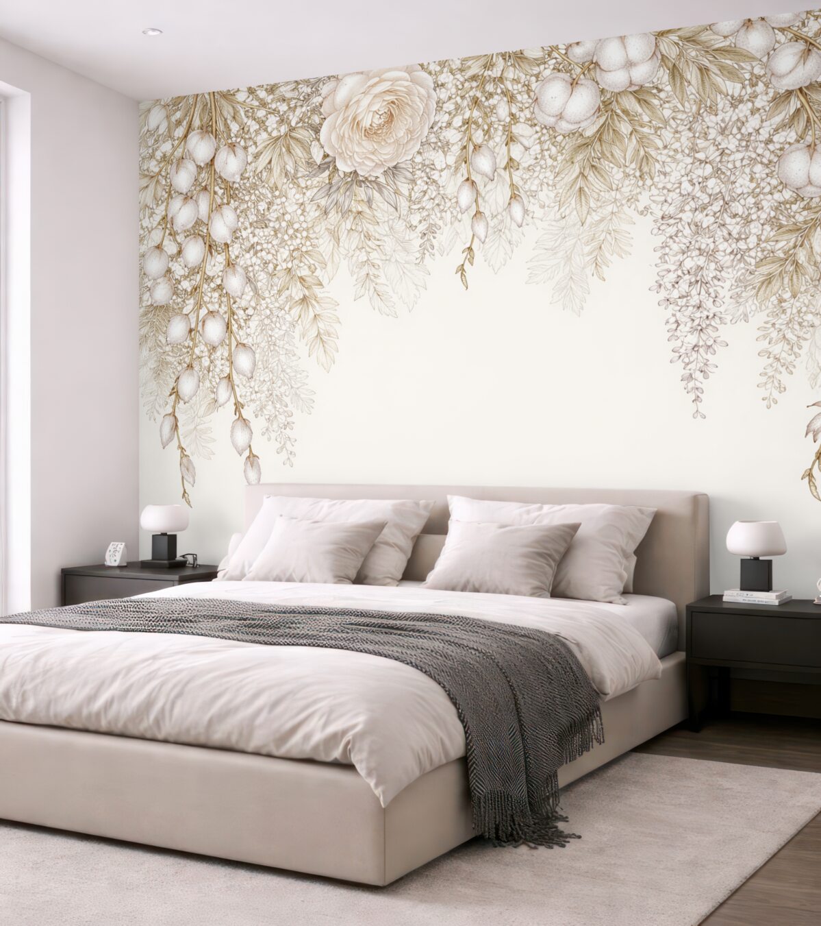 Fototapeta Tropikalne kwiaty z palmowymi liśćmi, paprociami oraz innymi bogatymi liśćmi w odcieniach beżu, żółci i bieli.