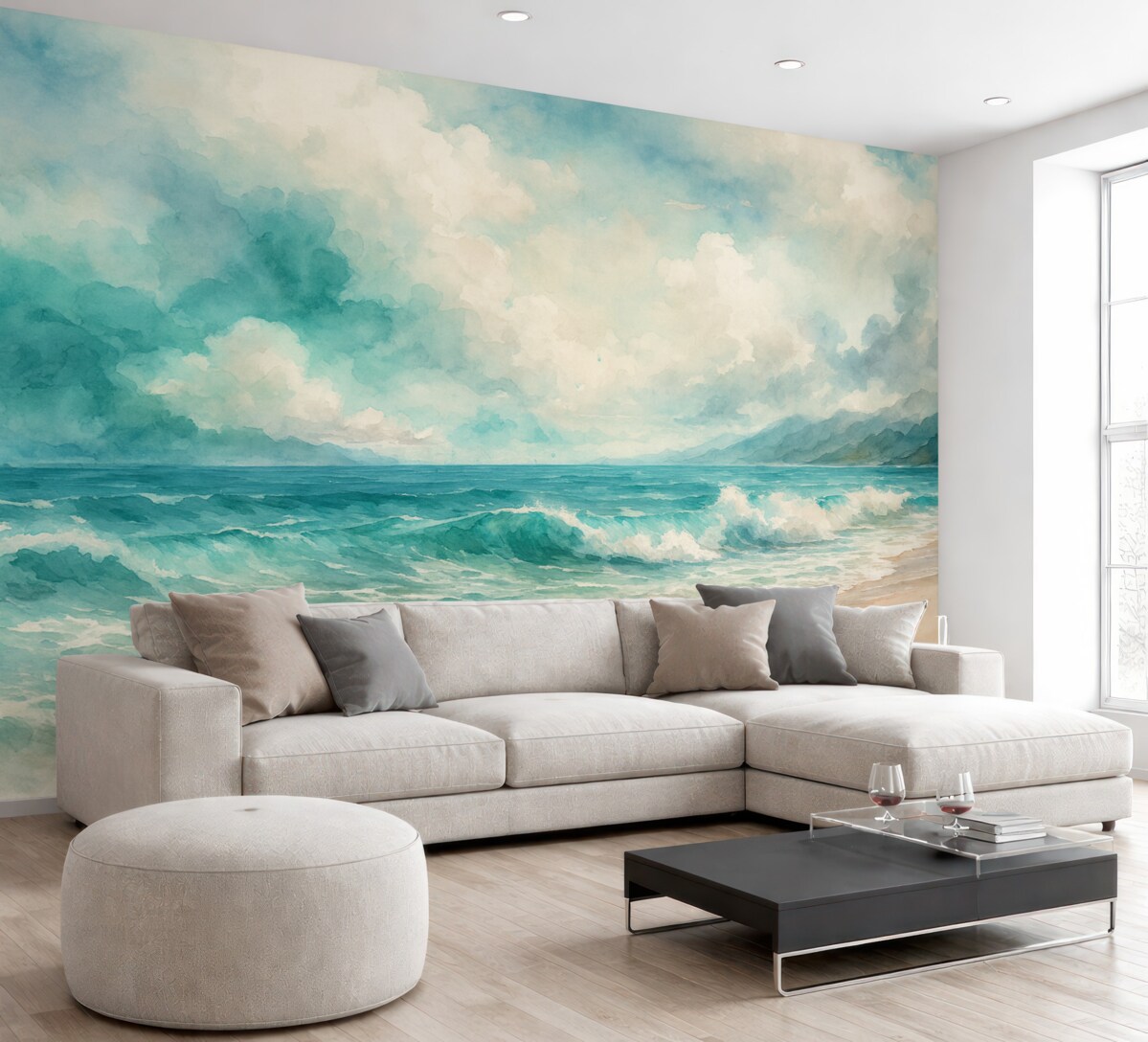 Fototapeta Cichy pejzaż plaży z łamiącymi się falami, piaszczystym wybrzeżem oraz pochmurnym niebem w kolorach błękitu, zieleni i beżu.