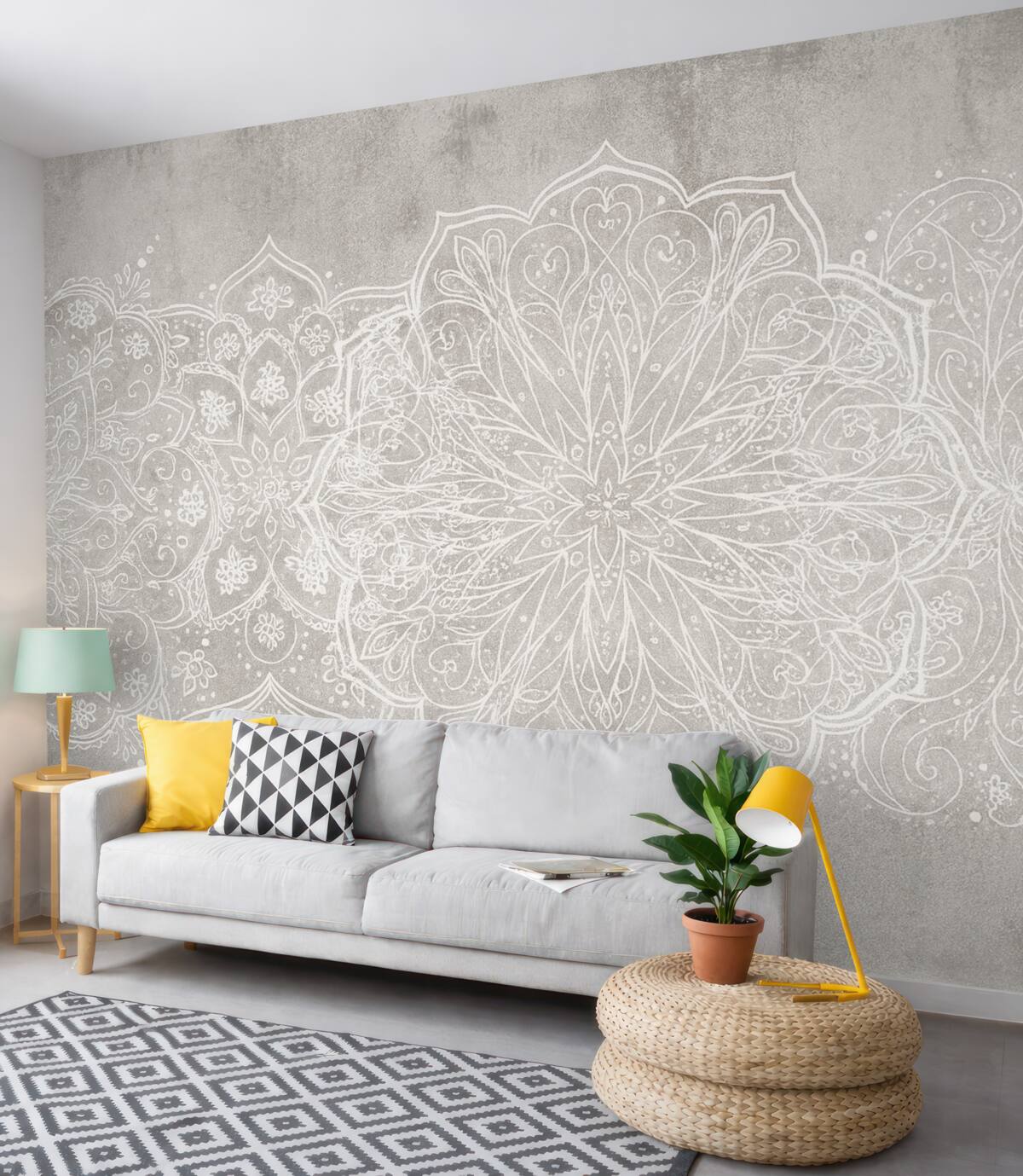 Fototapeta Szczegółowy, kunsztowny wzór mandali z białej koronki na teksturowanym tle szarej ściany w stylu industrialnym.