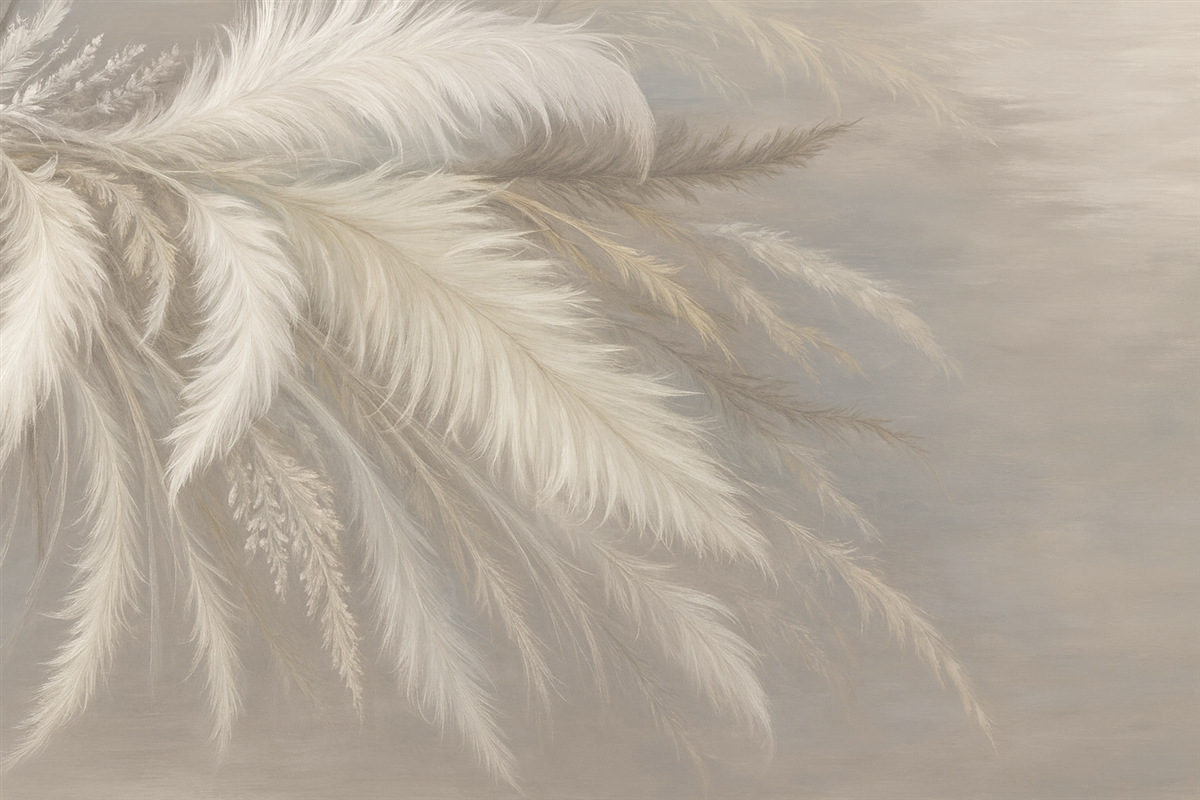 Fototapeta Miękkie, puszyste białe pióra oraz suszone kwiaty na stonowanym pastelowym beżowym tle.