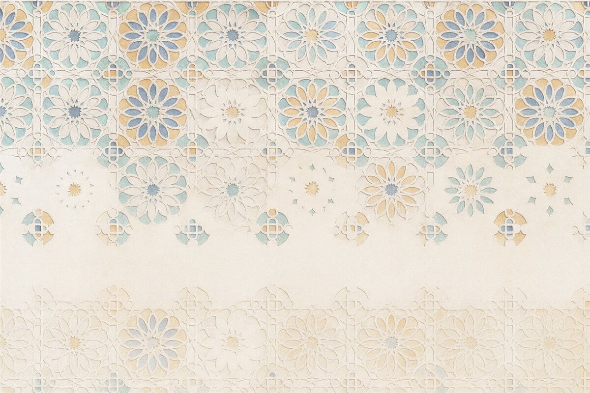 Fototapeta Ściana o fakturze, na której znajduje się powtarzający się motyw złożonych, dekoracyjnych wzorów w tonacjach błękitu, szarości i beżu.