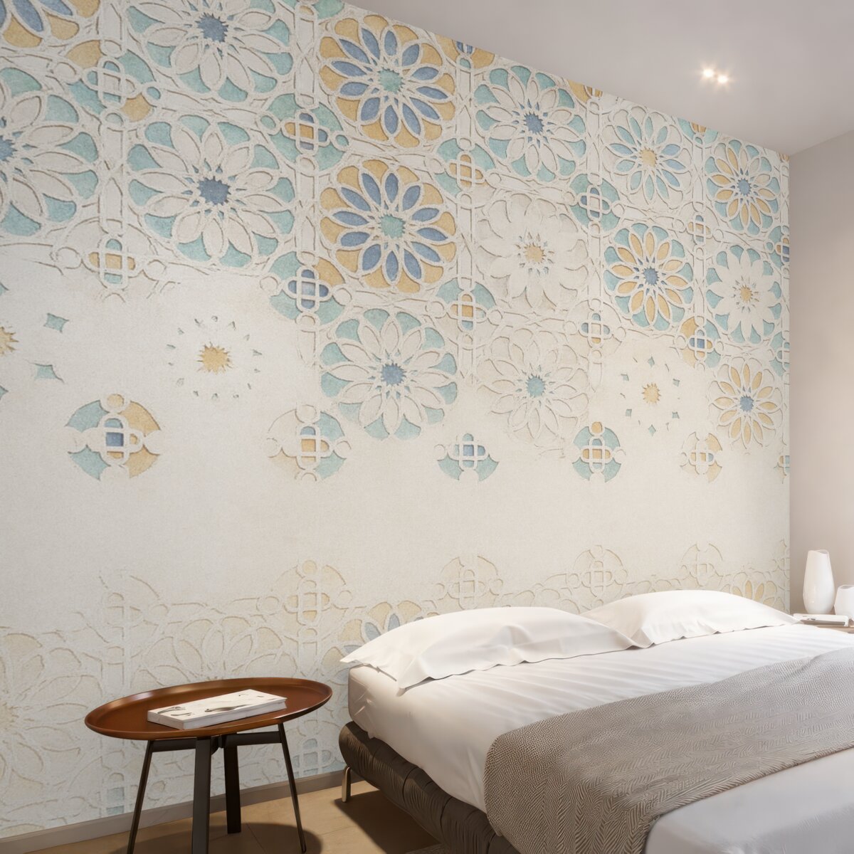 Fototapeta Ściana o fakturze, na której znajduje się powtarzający się motyw złożonych, dekoracyjnych wzorów w tonacjach błękitu, szarości i beżu.