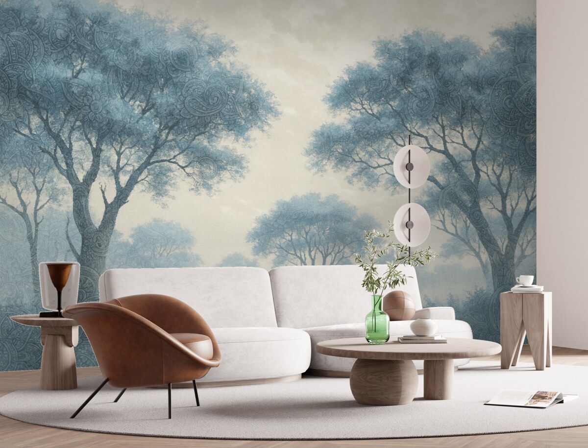 Fototapeta Mglisty, cichy pejzaż z konturami drzew na pierwszym planie oraz subtelną mgłą w tonach błękitu i beżu.