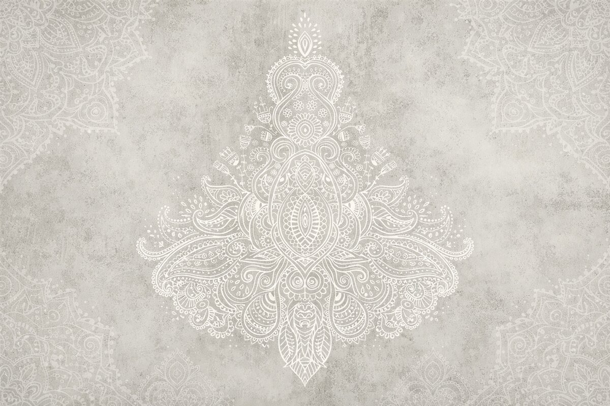 Fototapeta Szczegółowy, skomplikowany nadruk mandali z białej koronkowej tkaniny na jasnobeżowym, abstrakcyjnym tle.
