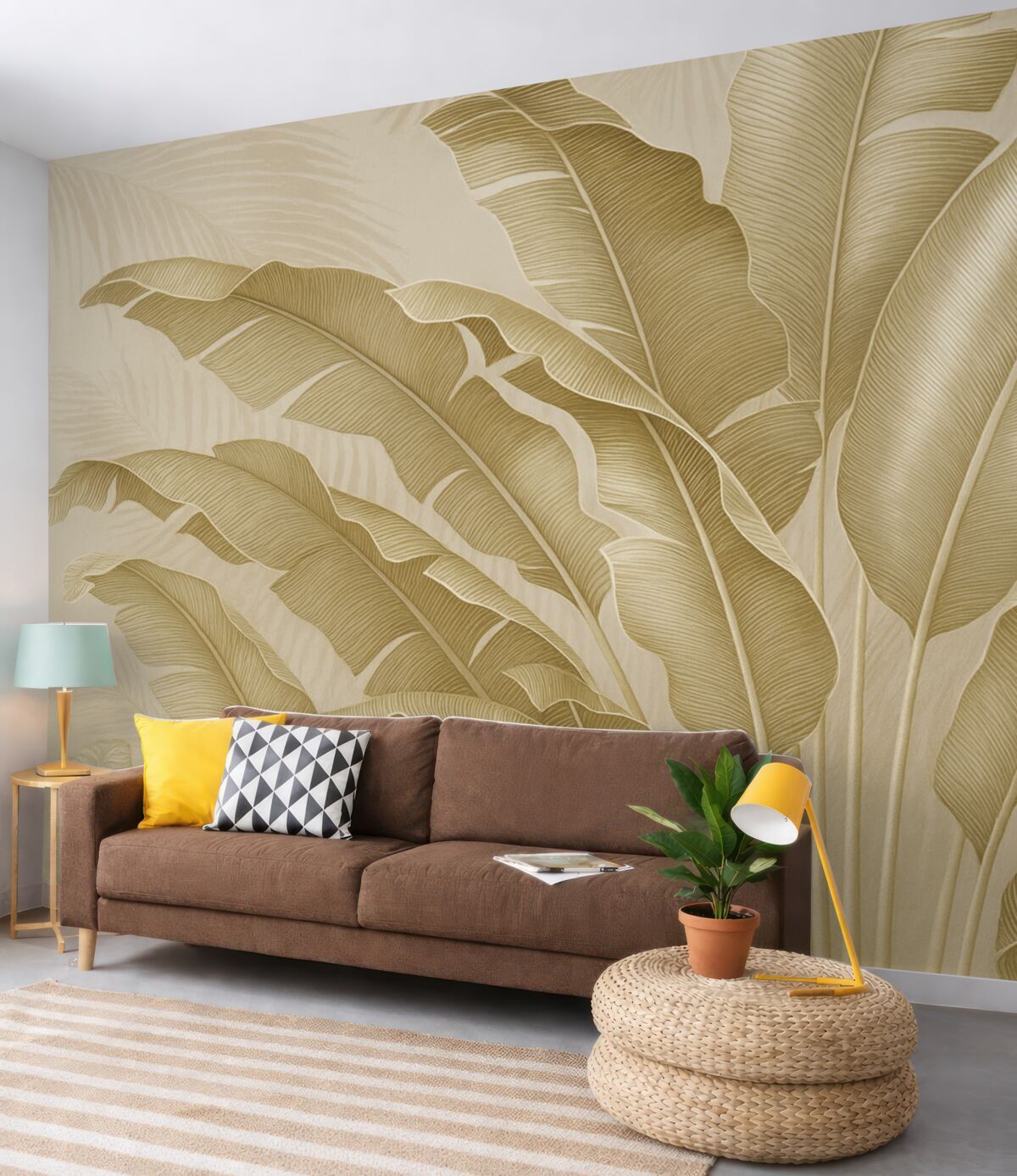 Fototapeta Harmonijna kompozycja tropikalnych liści w tonacjach beżu i brązu z precyzyjnie zarysowaną linią.