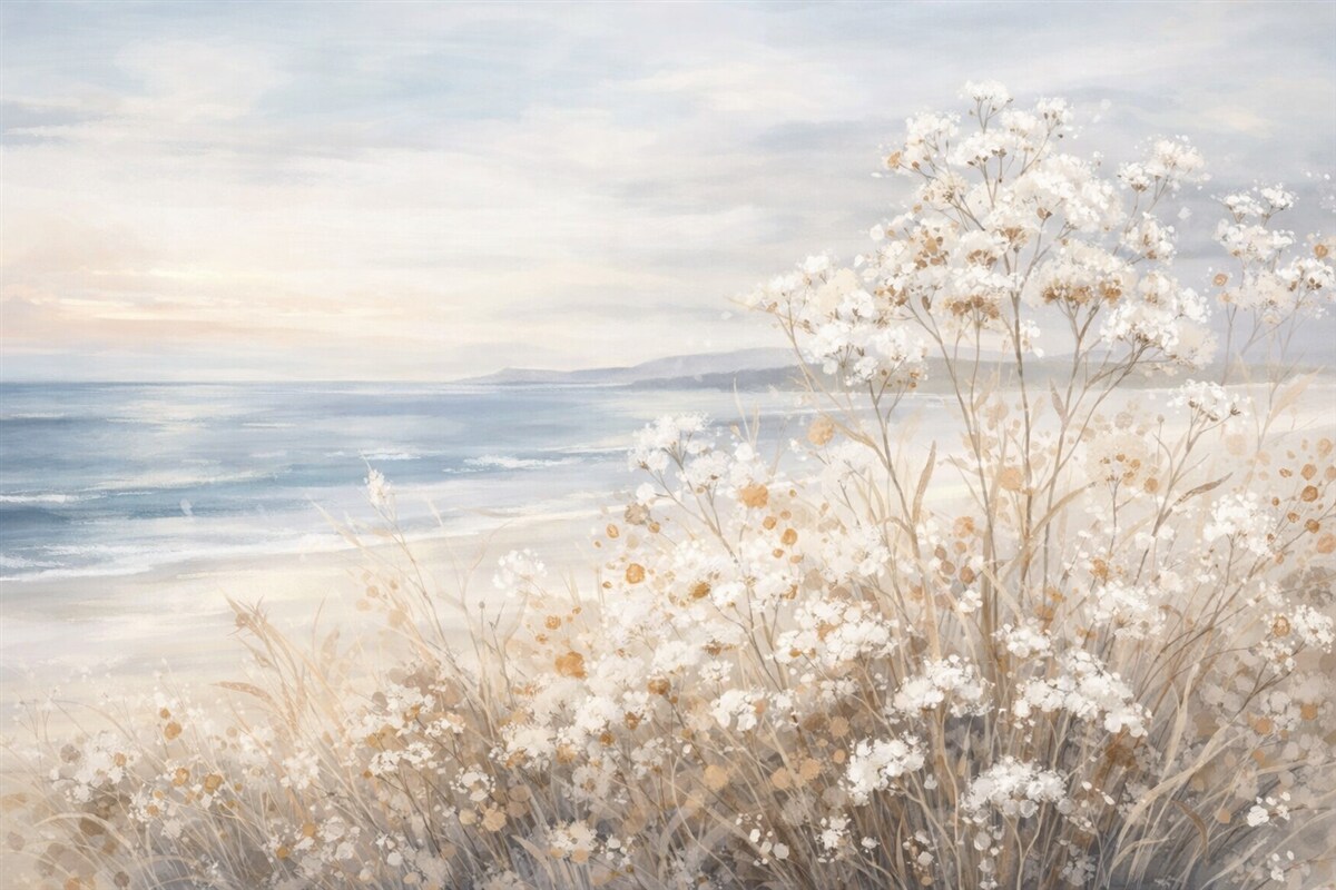 Fototapeta Białe, abstrakcyjne kwiaty z subtelnymi łodygami w trawie, na łagodnym, stonowanym tle cichego morza i nieba.
