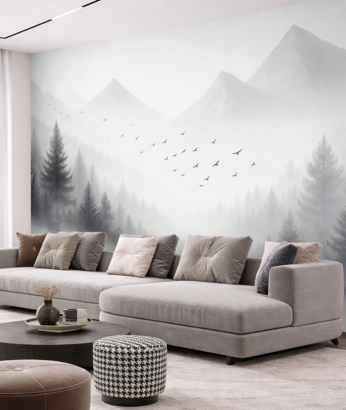 Fototapeta Cichy zimowy las na stoku góry w tonacjach bieli i jasnej szarości.