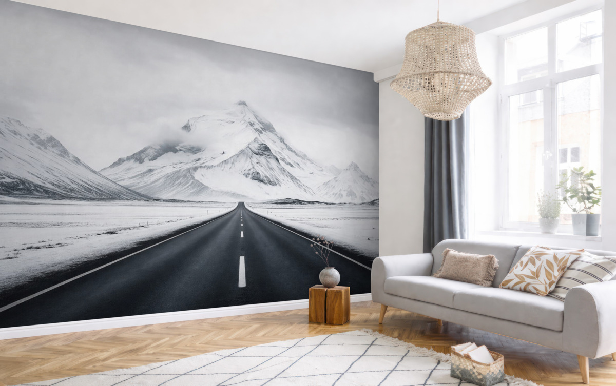 Fototapeta Czarno-biały pejzaż z trasą wiodącą w góry z delikatną mgłą.