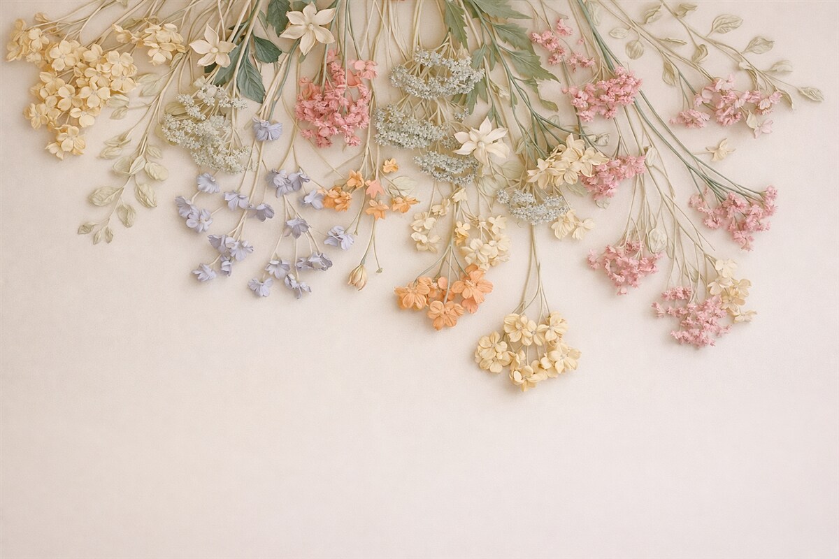 Fototapeta Powieszone szerokie łąkowe kwiaty na jasnobeżowym tle.